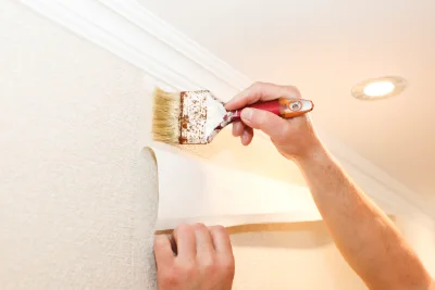 Pose de papier peint à Rutali — revêtements muraux et toiles de verre